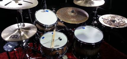luke-holland-dw-drums-meinl-cymbals-mb28-dark-dry-custom-dw-9000-drums-drumset-dw9000-hardware-remo-vintage-emporer-heads-coated-clear-p77-snare-drum-floor3-180-drums-studio-430x200.jpg